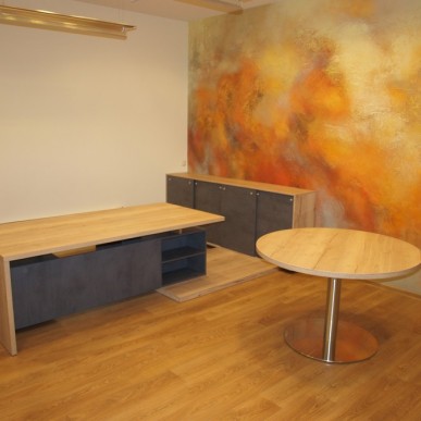 Pilki biuro baldai su medžio imitacijos stalviršiu